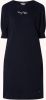 Tommy Hilfiger Jerseyjurk REGULAR GRAPHIC C NK SHORT DRESS met opschrift online kopen