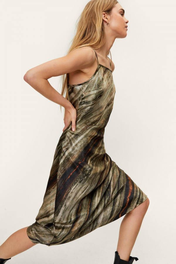 boohoo Gekreukelde Satijnen Tie Dye Jurk Met Print, Khaki