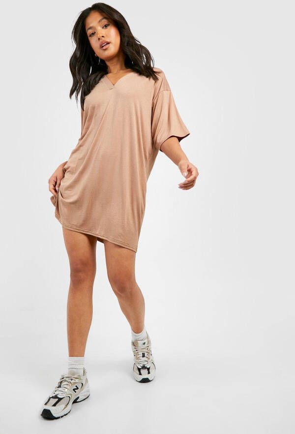 boohoo Petite Boxy T Shirtjurk Met V Hals, Camel