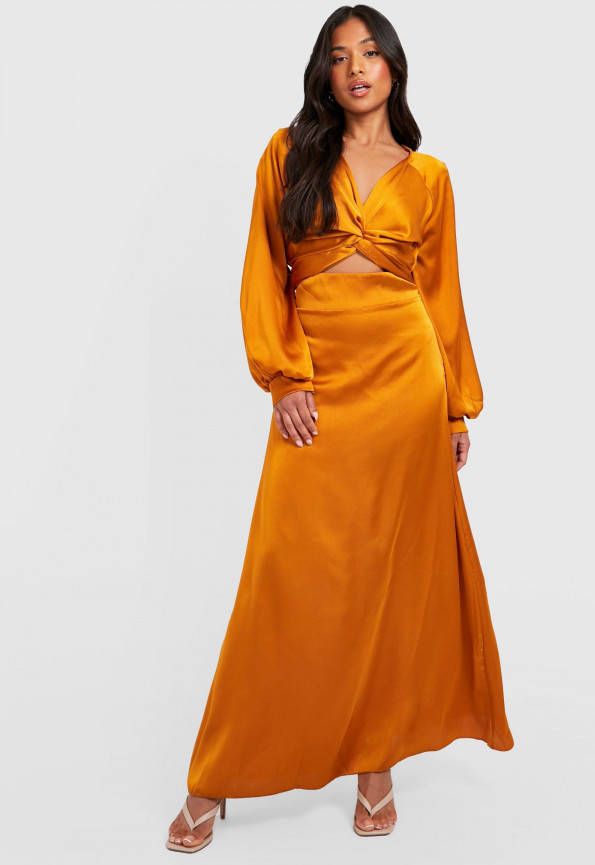 boohoo Petite Gedraaide Satijnen Maxi Jurk Met Volle Mouwen, Gold