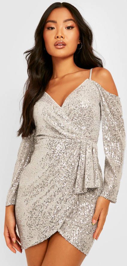 boohoo Petite Gedrapeerde Glitter Wikkel Jurk Met Pailletten En Open Schouders, Silver Grey