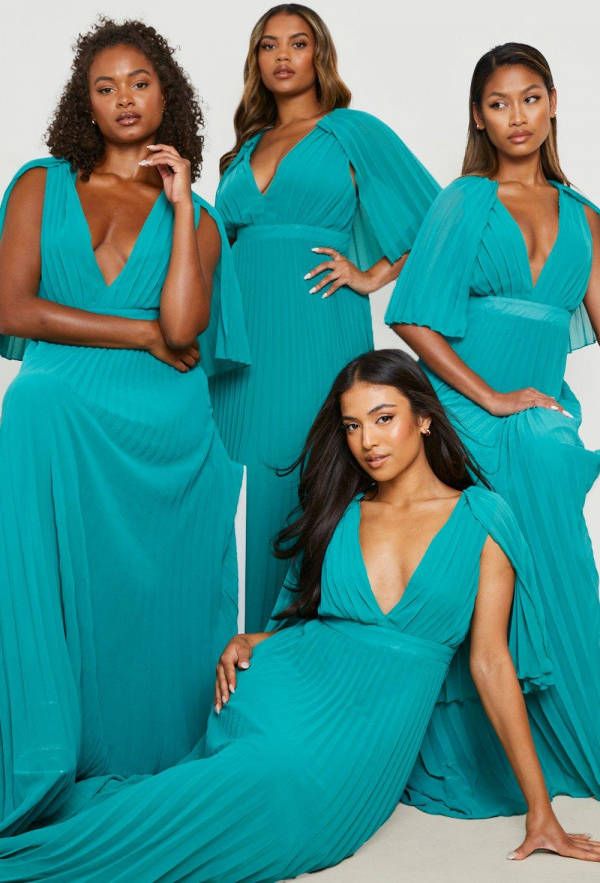 boohoo Plus Geplooide Bruidsmeisjes Maxi Jurk Met Cape Detail, Emerald