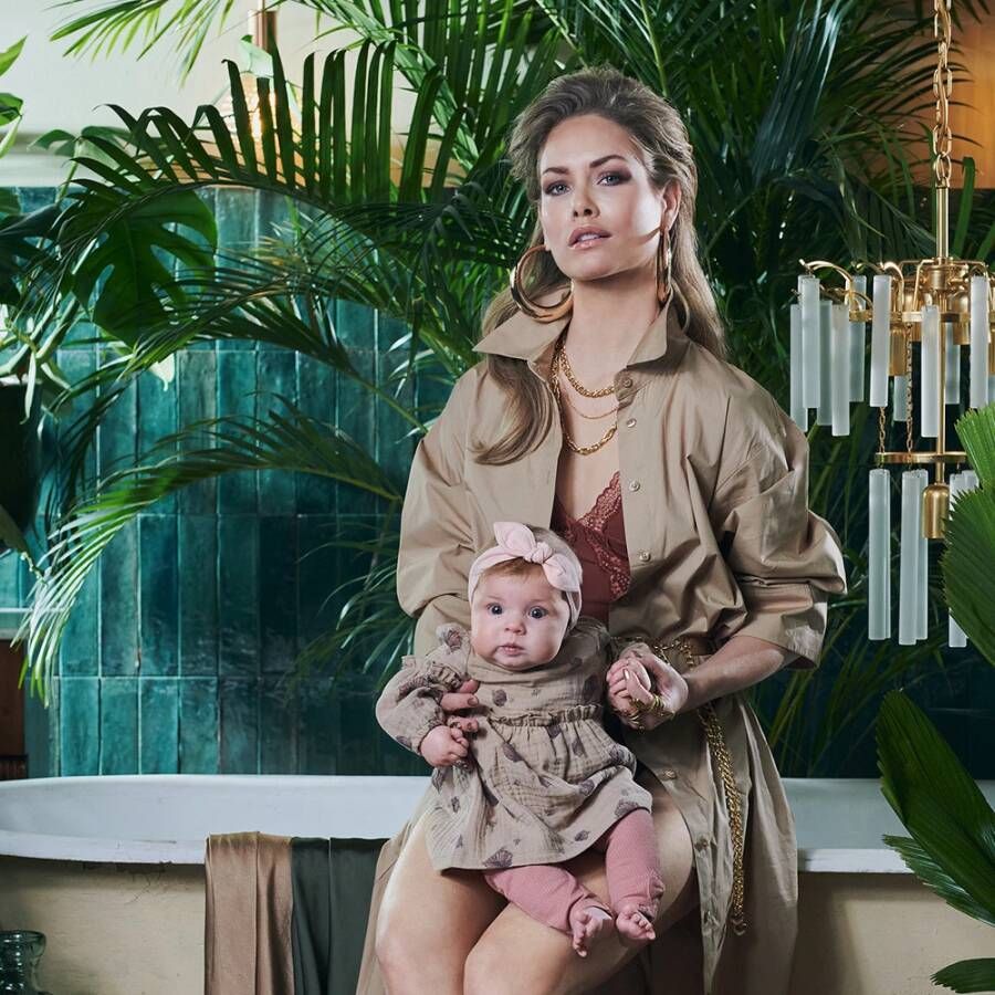 Z8 newborn baby jurk Namaste met all over print en ruches zand