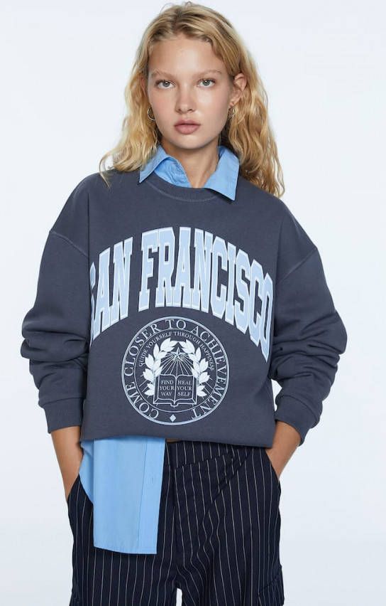 Stradivarius Cropped Sweater Met Print Donkergrijs