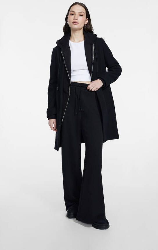 Stradivarius Lange Joggingbroek Met Wijde Pijpen Zwart