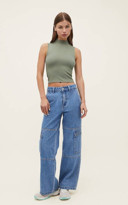 Stradivarius Ribtop Met Hoge Kraag. Kaki